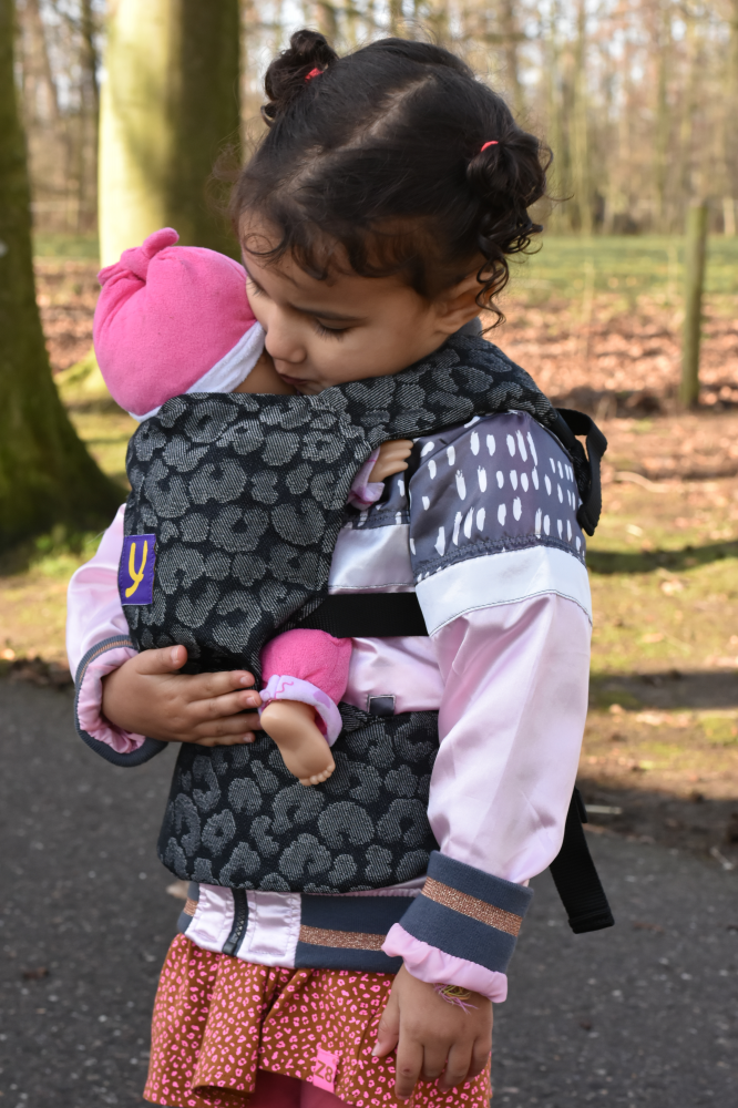 Porte-poupon Yaro Mini Hug Pussycat Black Grey - Porte poupon pour enfants  Yaro Slings YFPCTBKGRDCR - Bébéluga