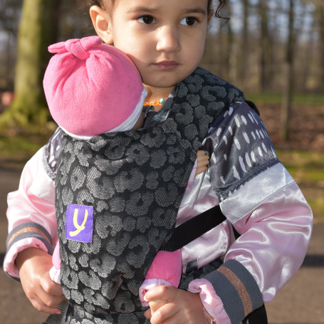 Porte-poupon Yaro Mini Hug Pussycat Black Grey - Porte poupon pour enfants  Yaro Slings YFPCTBKGRDCR - Bébéluga