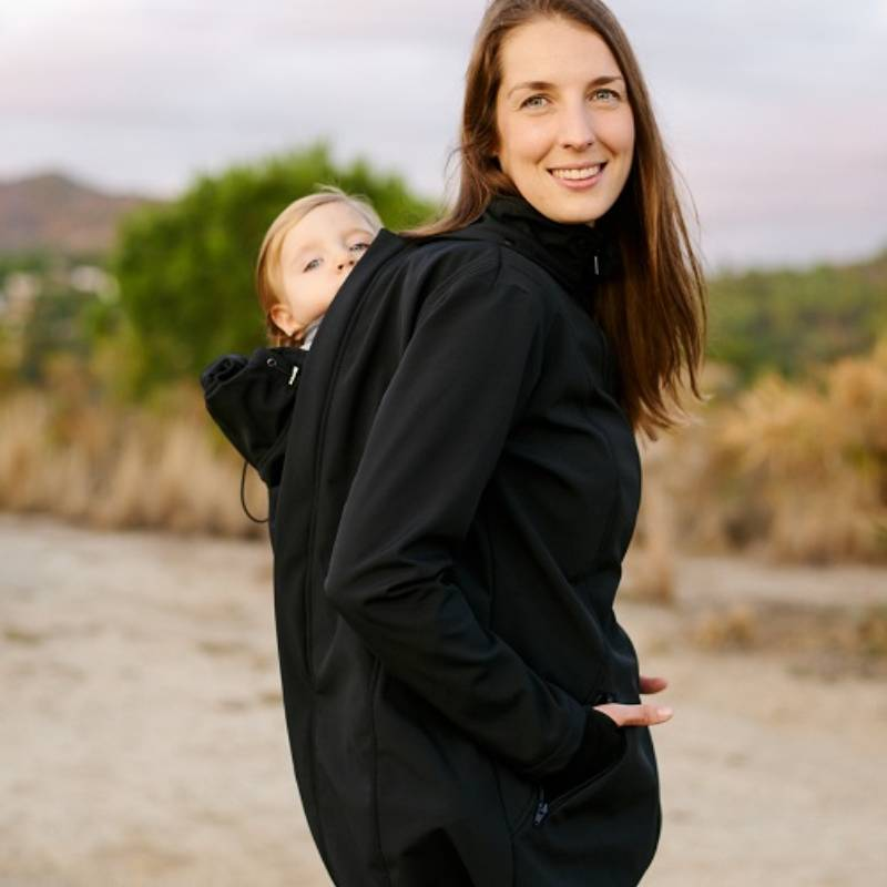 Manteau de portage pour jeune maman sur